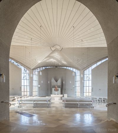 Moderne Kirchenerweiterung in Kälberau