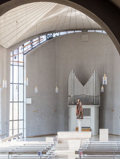 Moderne Kirchenerweiterung in Kälberau